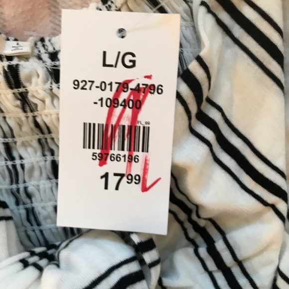 Chic Black and White Women’s Striped Crop - Picture 5 of 6